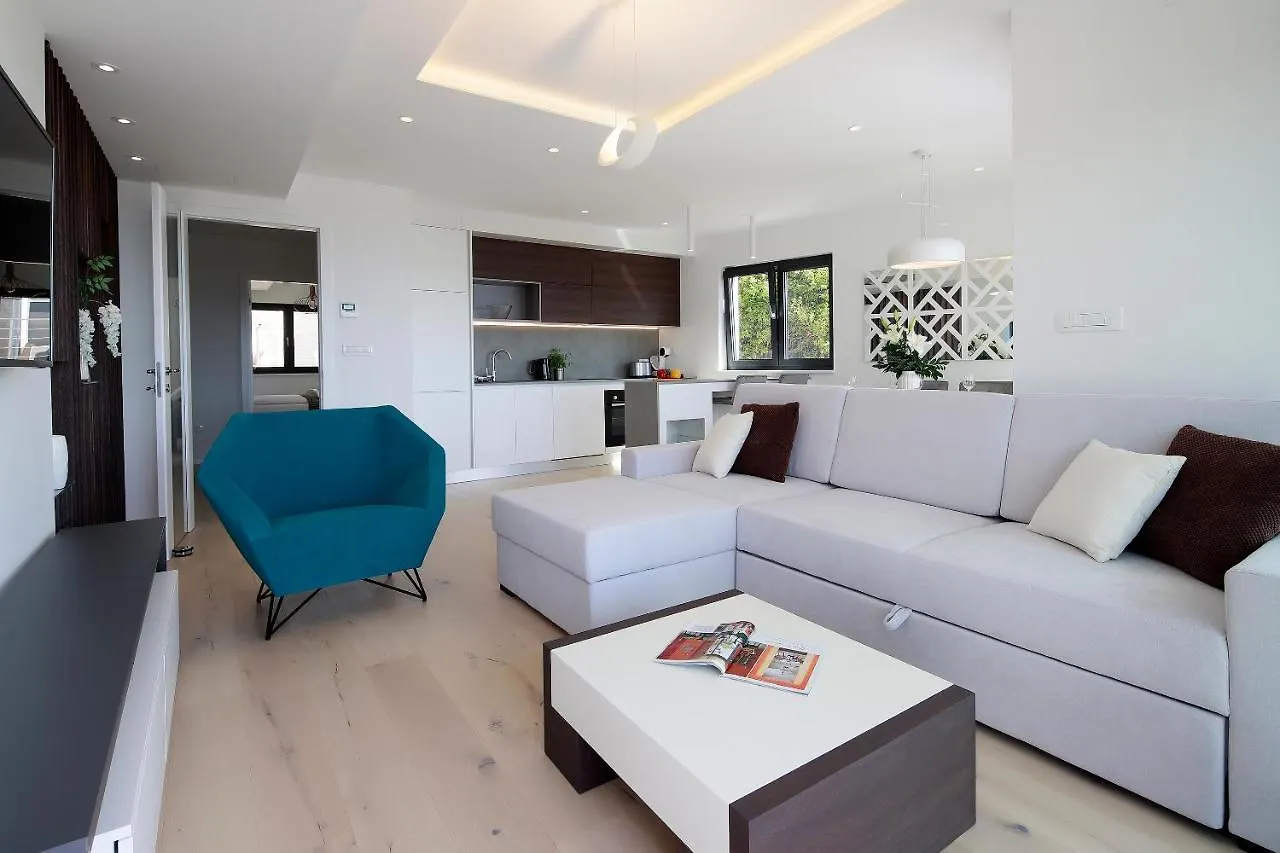Modena Maris-Heated Pool-Grill-Relax-Jacuzzi Apartments Icici