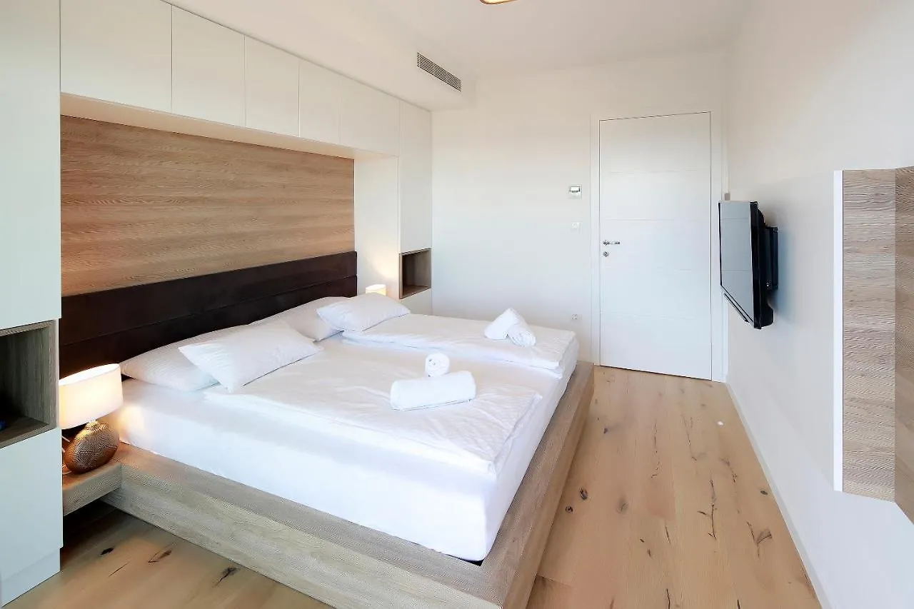 Modena Maris-Heated Pool-Grill-Relax-Jacuzzi Apartments Icici